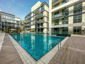 HiGuests - Charming Retreat in CityWalk With Balcony and Pool